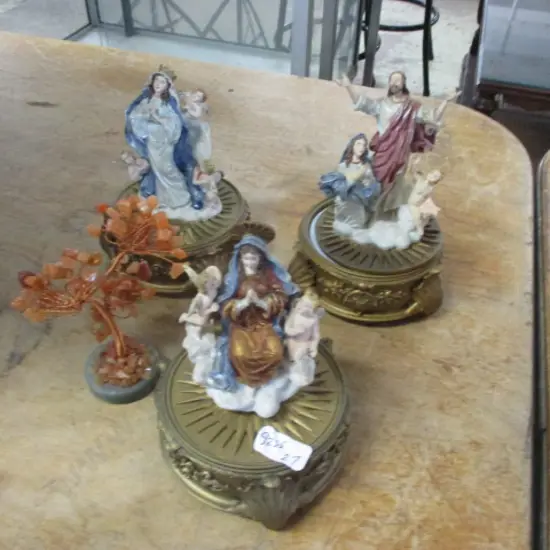 Figurines